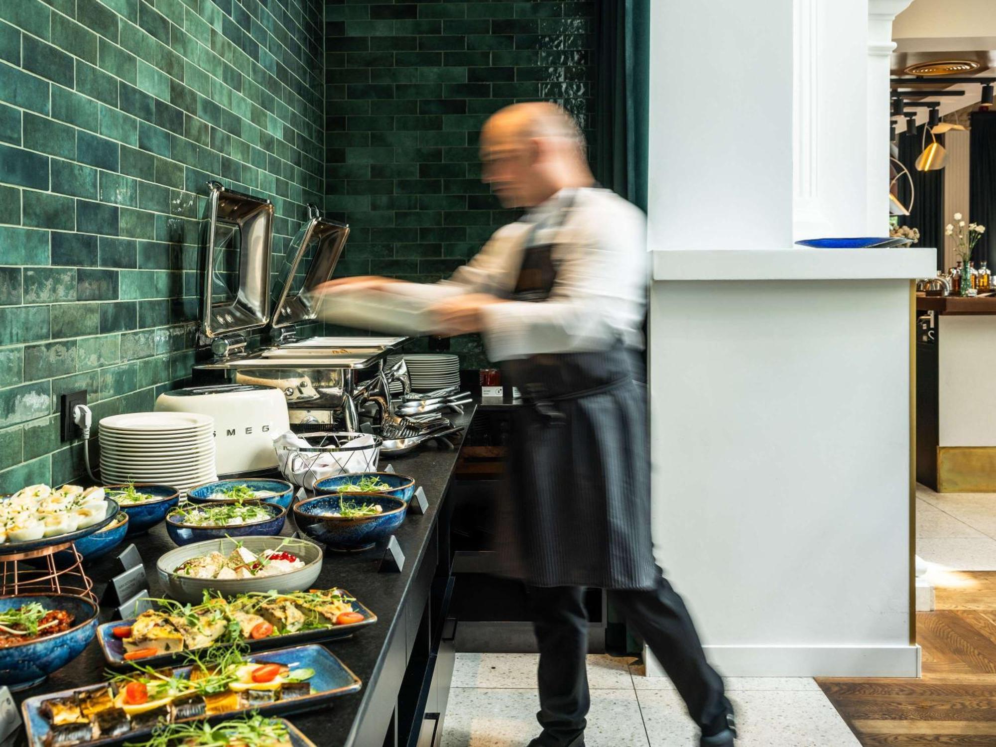 Rezydent Sopot Mgallery Hotel Collection מראה חיצוני תמונה A buffet at a restaurant