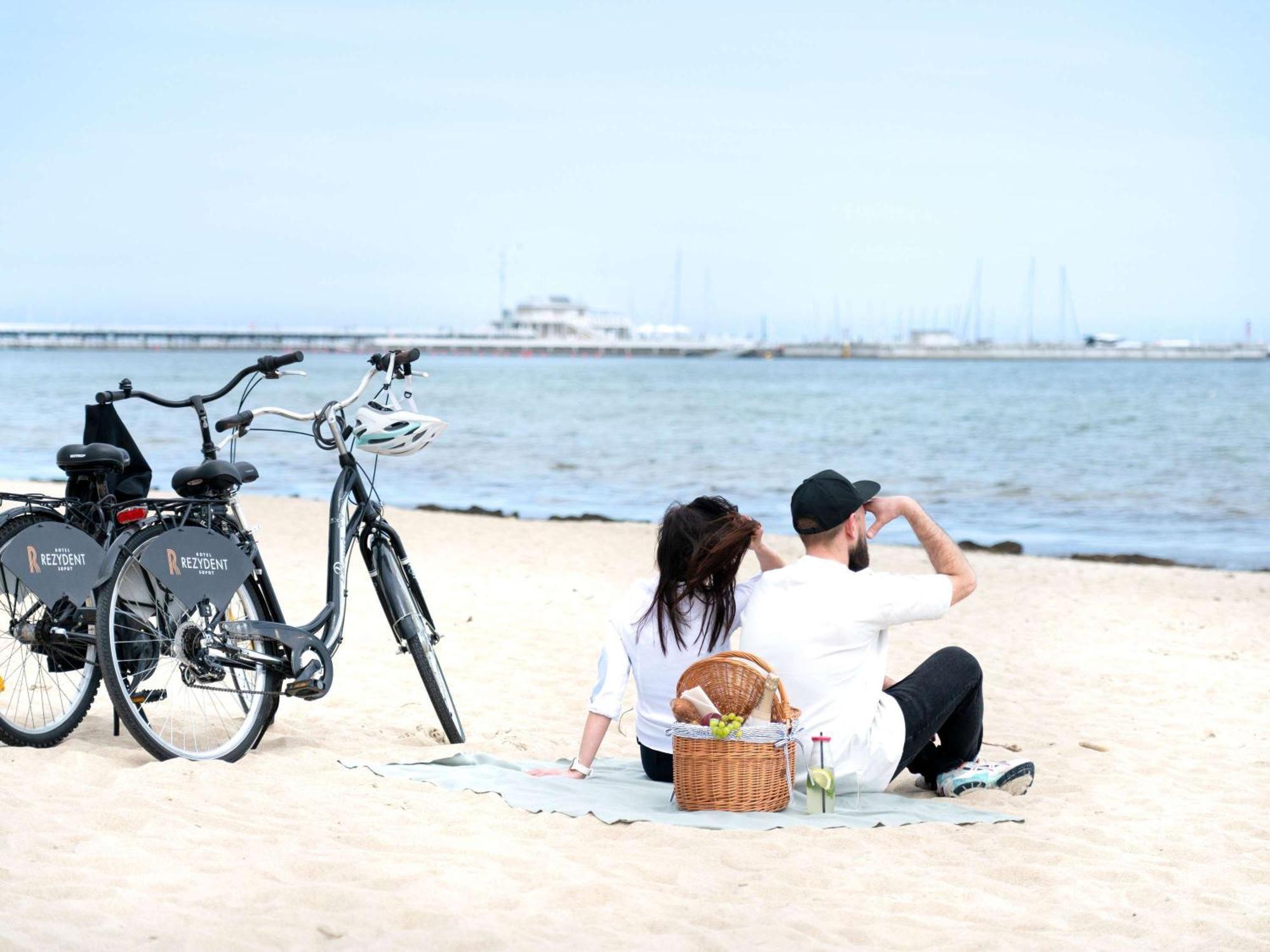Rezydent Sopot Mgallery Hotel Collection מראה חיצוני תמונה A couple on a picnic