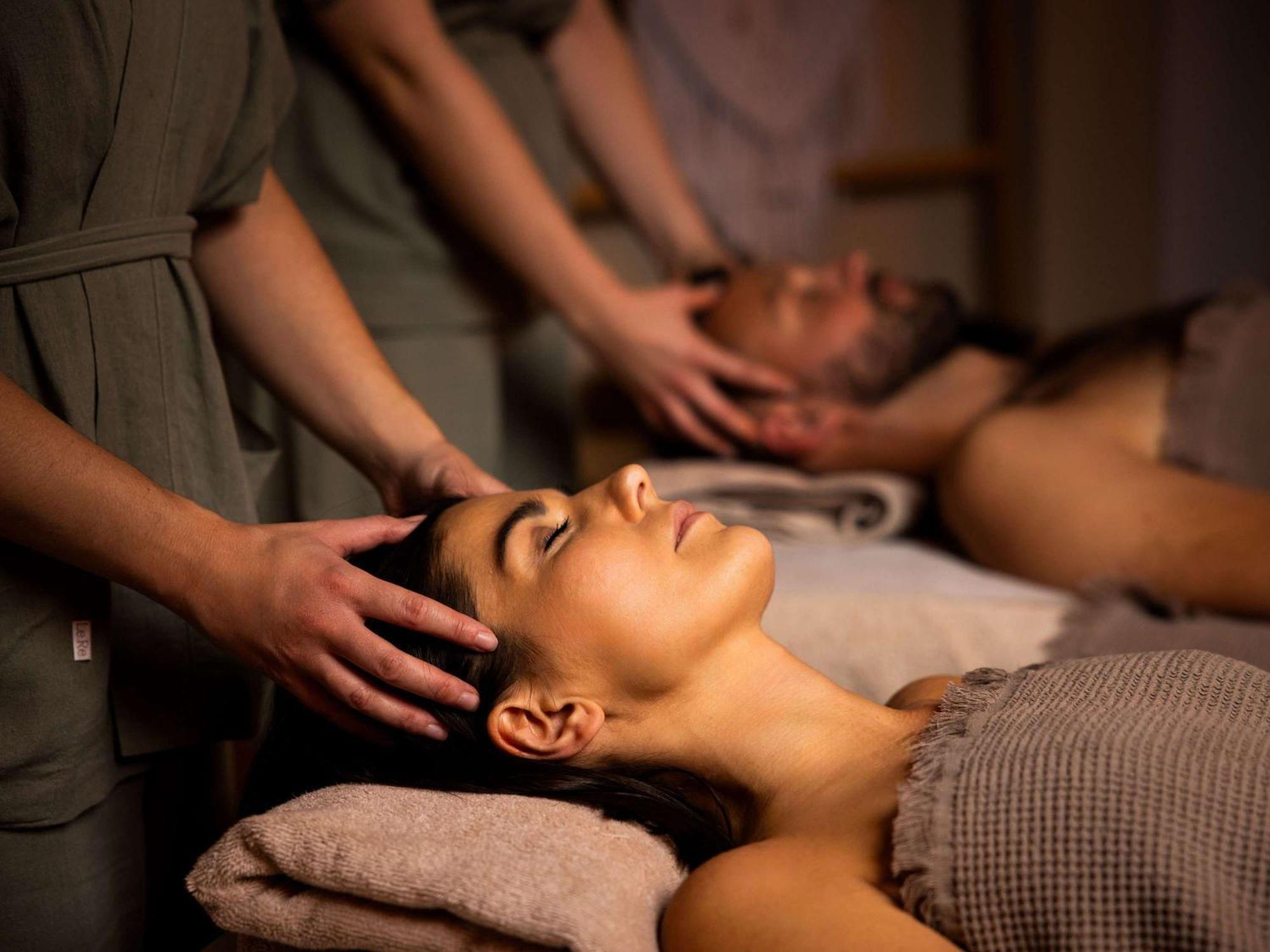 Rezydent Sopot Mgallery Hotel Collection מראה חיצוני תמונה A woman receiving a head massage