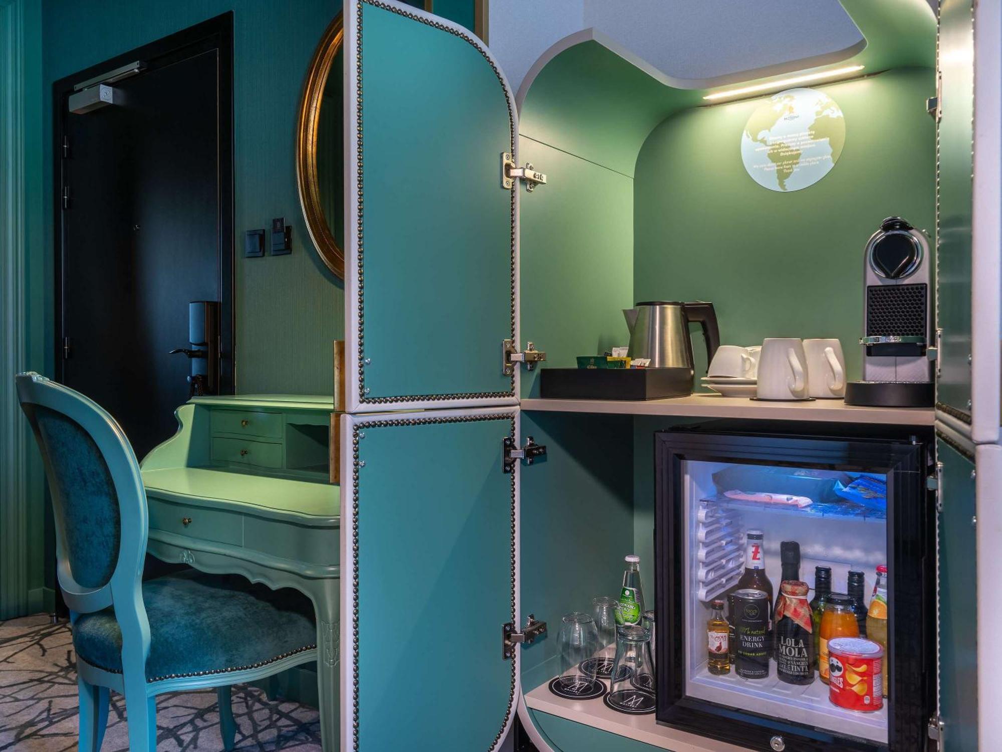 Rezydent Sopot Mgallery Hotel Collection מראה חיצוני תמונה A mini-bar in a hotel room