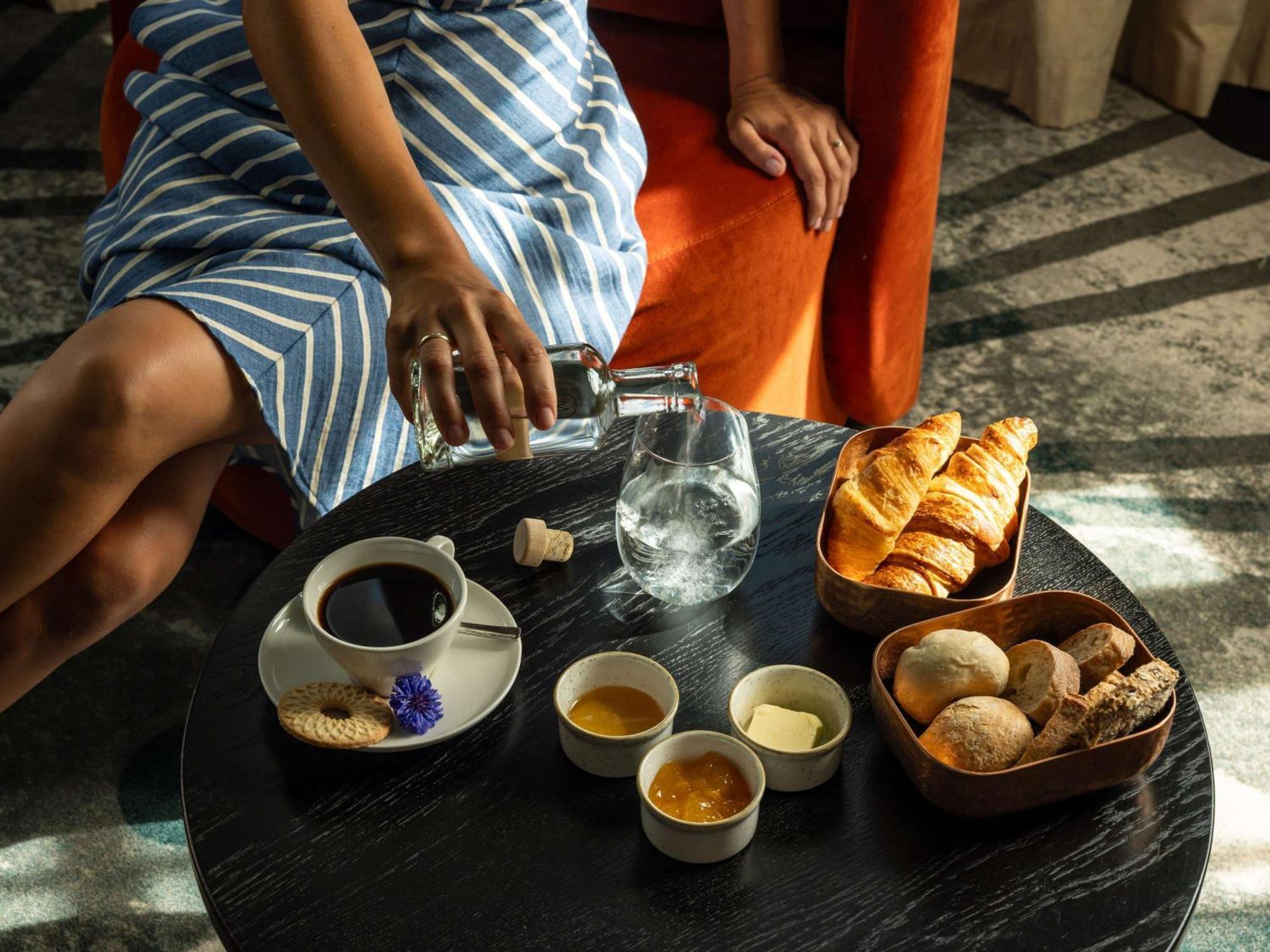 Rezydent Sopot Mgallery Hotel Collection מראה חיצוני תמונה A woman drinking coffee